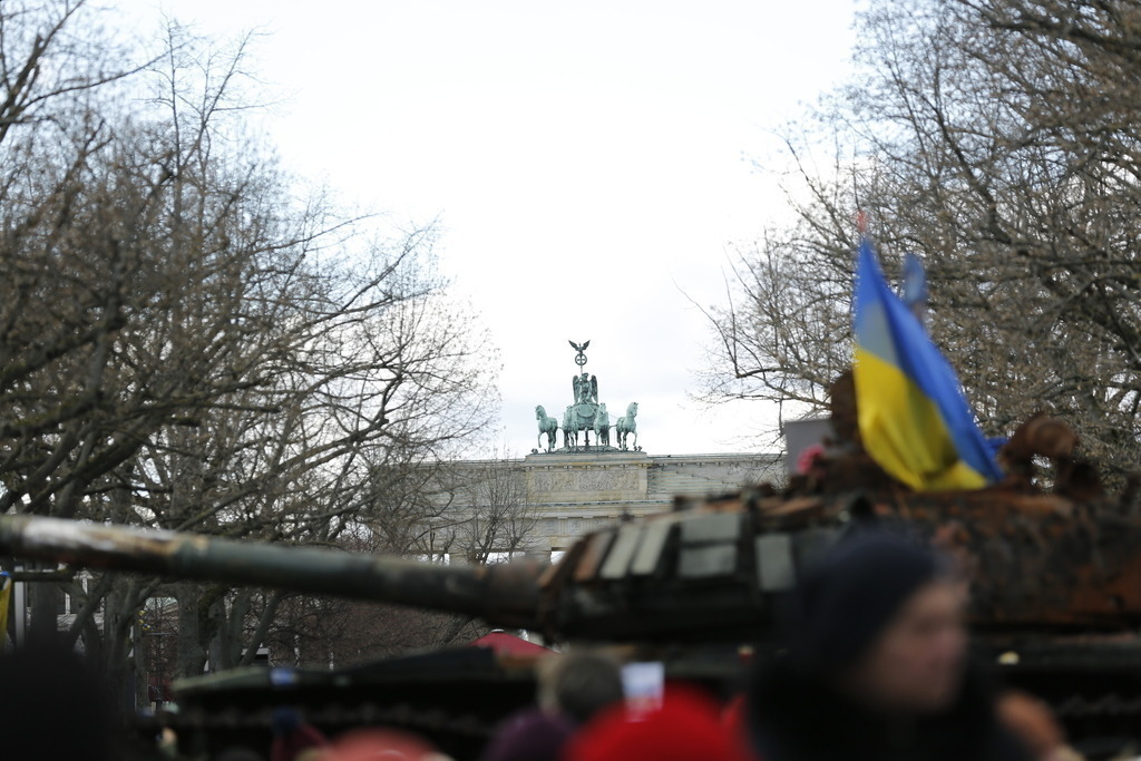 Deutschland: Panzerwrack aus der Ukraine vor der russischen Botschaft in Berlin | Deutschland, Berlin, 26.02.2023. Ein Panzerwrack steht seit dem Jahrestag des russischen Angriffs auf die Ukraine vor der russischen Botschaft in Berlin-Mitte. Der zerstörte Panzer vom Typ T-72 vor dem Gebäude Unter den Linden als Mahnmal gegen den Krieg stehen.