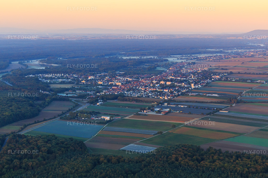 Luftbild: Stadtansicht am Morgen aus Nordosten in Kandel im Bundesland Rheinland-Pfalz in Deutschland. Foto: IMG_110801.jpg vom 08.09.2018 durch Werner Riehm/FLY-FOTO.de