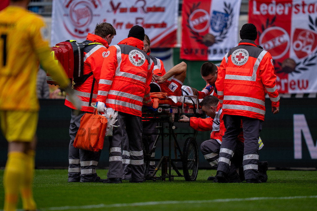 Kickers Offenbach vs. SG Sonnenhof Grossaspach, Fussball, Regionalliga Suedwest, 24. Spieltag, 14.03.2026 | Maximilian Rossmann (Kickers Offenbach, #03) liegt verletzt auf der Trage und wird abtransportiert,Kickers Offenbach vs. SG Sonnenhof Grossaspach, Fussball, Regionalliga Suedwest, 24. Spieltag, 14.03.2026Foto: photosbyphips/Philip Ziegler