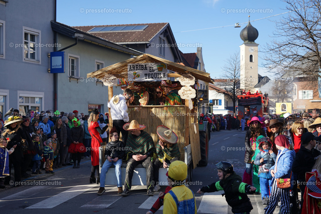 news-2023-Feb16-Unsinniger_Fasching_Reutte-sony-DSC02539 | Info aus dem Bezirk Reutte/Ausserfern Tirol sowie eine umfangreiche Bilddatenbank über die gesamte Region: Lechtal, Talkessel Reutte, Tannheimertal, Zwischentoren. Lech, Plansee, Zugspitze, Grenztunnel, B179, Fernpassstraße, Verkehr, Lawinen, Tradition, - Realisiert mit Pictrs.com