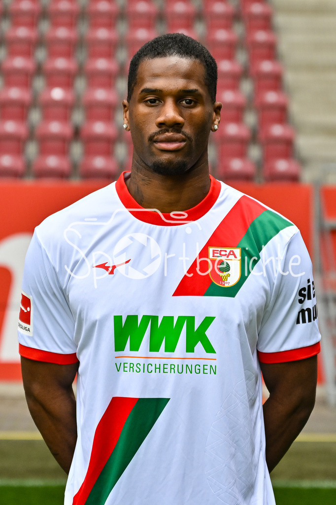 FC Augsburg 2025/26 | Samuel ESSENDE / Einzelfoto / Freisteller / Media Day FC Augsburg: WWK-Arena am 06.08.2025