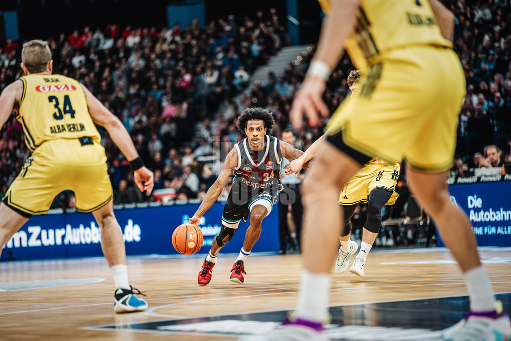 Basketball | Männer | Saison 2025/2026 | easyCredit Basketball Bundesliga | Veolia Towers Hamburg vs. ALBA BERLIN | 14.12.2025 | Ross Williams (#34, Hamburg Towers) am Ball