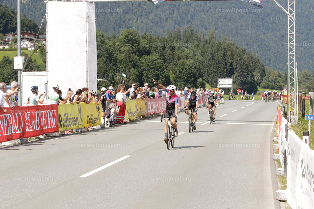 1062_20230817_Bewerb_Maenner_Muehlanger | AUT - OESTERREICH, 2023-08-16: SPORT RENNRAD-FAHREN - 55. INTERNATIONALER RADWELTPOKAL IN ST. JOHANN IN TIROL  - Vintage-Radrennen mit WM-Bronze-Medaillen-Siegerin Christina Schweinberger, den Teilnehmer und Alexander Baumann (vom Orginastions-Team) - TAG 2 BEWERB MAENNER IN SECHS GRUPPEN  ; Foto: Roland Muehlanger