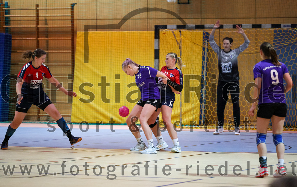 2022-11-19_100_SpVgg_Altenerding_gegen_HC_Donau-Paar | Erding, Deutschland, 19.11.2022:
Handball, Bezirksoberliga Frauen Altbayern 2022 / 2023, 5. Spieltag, SpVgg Altenerding gegen HC Donau/Paar, Endergebnis: 22:33

Simone Jens (HC Donau/Paar, #4), Lisa Günther (HC Donau/Paar, #33), Torfrau Lara Kullmann (SpVgg Altenerding, #11), Julia Kranich (SpVgg Altenerding, #9)

Foto: Christian Riedel / fotografie-riedel.net
