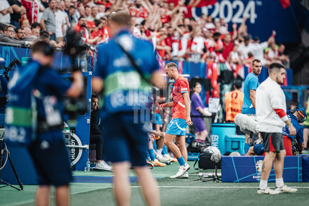 Fußball | Herren | UEFA-Fußball-Europameisterschaft 2024 | Gruppe F | Tschechien vs. Türkei | 26.06.2024 | Antonin Barak (#7, Tschechien) verlässt nach seiner Gelb Roten Karte das Spiel