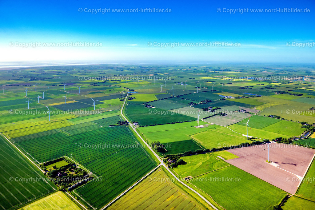 Gotteskoog Deich_Windpark_ELS_9986300523 | GALMSBüLL 30.05.2023 Windräder einer Windkraftwerks- Anlage " Gotteskoogdeich " auf landwirtschaftlichen Nutzflächen und Feldern am Rande des Siedlungsgebiet des Dorfes in Galmsbüll Nordfriesland im Bundesland Schleswig-Holstein, Deutschland. // Wind turbines of a wind power plant " Gotteskoogdeich " on agricultural land and fields on the edge of the settlement area of the village in Galmsbuell North Friesland in the state Schleswig-Holstein, Germany. Foto: Martin Elsen