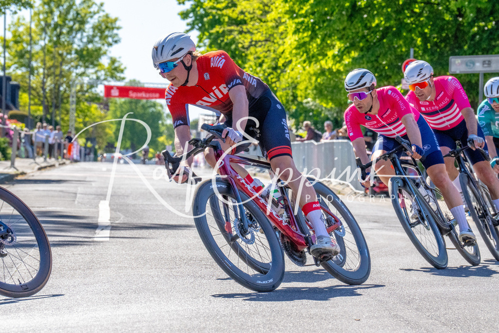 Spurt in den Mai 2026 - Großer Preis der Sparkasse Neuss | Annual one-day road cycling race "Großer Preis der Sparkasse Neuss" held in Büttgen, Germany, organized by VfR Büttgen 1912 e.V. The event features multiple races across all age categories from U11 youth to Elite men. - Realisiert mit Pictrs.com