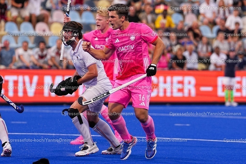 xydrx08082502084 | 08.08.2025, xydrx, Herren EuroHockey Championship 2025, Gruppenphase, Gruppe B, Deutschland - Frankreich, Sparkassenpark Mönchengladbach: Torjubel nach dem Tor zum 2:2 für die Deutsche Feldhockey Nationalmannschaft durch Torschütze Gonzalo Peillat (Deutsche Feldhockey Nationalmannschaft #16)