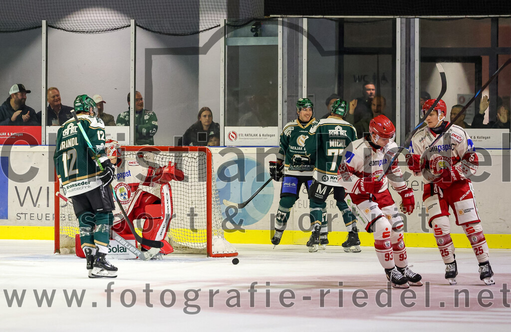 2025-09-12_106_TSV_Erding_gegen_EV_Landshut | Erding, Deutschland, 12.09.2025:Eishockey, Oberliga Süd 2025 / 2026, Testspiel, TSV Erding gegen EV Landshut, Endergebnis: 4:6Thomas Brandl (Erding Gladiators, #12), Philipp Dietl (EV Landshut, #29), Thomas Matheson (Erding Gladiators, #37), Philipp Michl (Erding Gladiators, #77), Oliver Stümpel (EV Landshut, #93), Andreas Schwarz (EV Landshut, #25)Foto: Christian Riedel / fotografie-riedel.net
