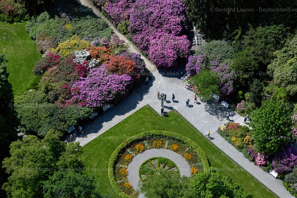 4027334 | KONSTANZ 17.05.2020 Parkanlage mit Blumenuhr auf der Insel Mainau im Bundesland Baden-Württemberg, Deutschland. Weiterführende Informationen bei: Mainau GmbH. // Park of on Palmenhaus in Konstanz at island Mainau in the state Baden-Wuerttemberg, Germany. Further information at: Mainau GmbH. Foto: Gerhard Launer