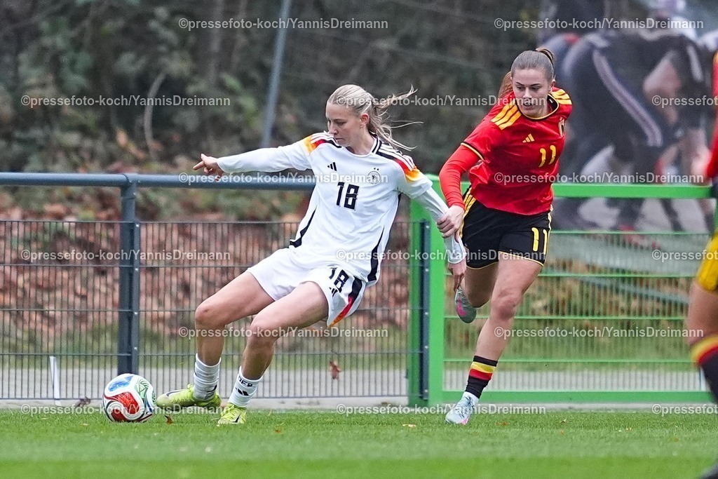 xYDRx26112501070 | 26.11.2025, xydrx, Fußball, Länderspiel, EM-Qualifikation U19-Frauen, Belgien - Deutschland, Sportschule Wedau: Mia-Lena Maas (GER #18) im Zweikampf gegen Clementine Reynebeau (BEL #11)