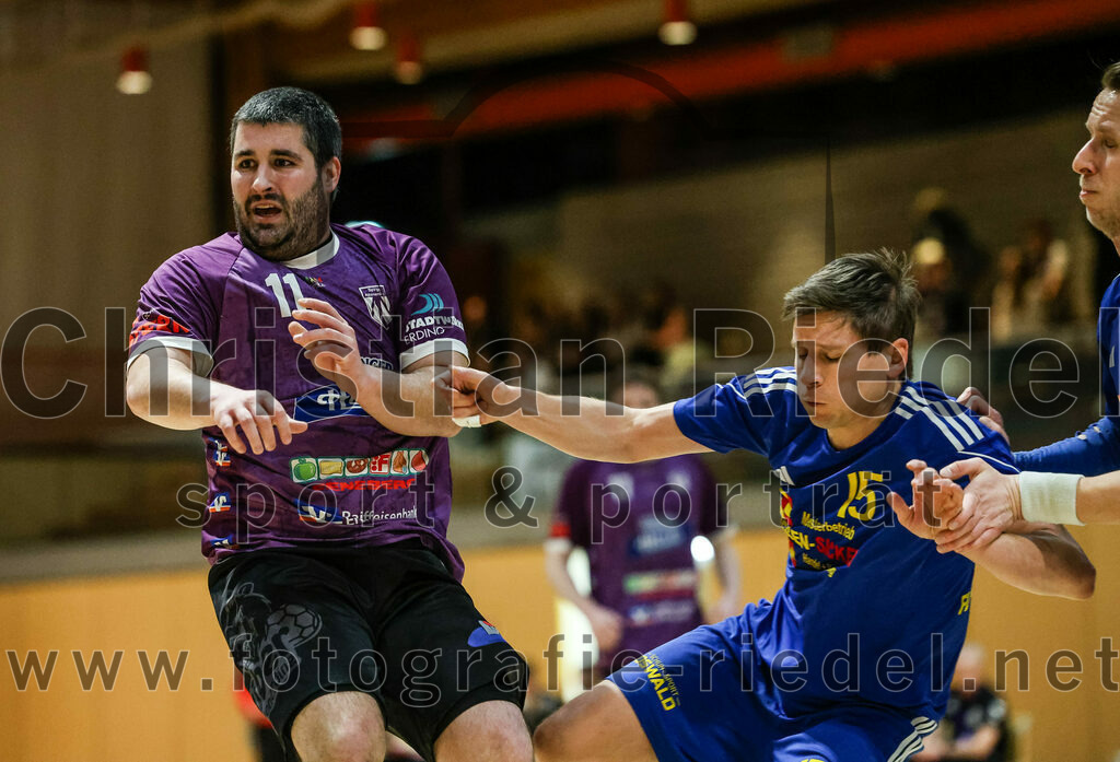 2024-02-24_016_SpVgg_Altenerding_gegen_SSG_Metten | Erding, Deutschland, 24.02.2024:
Handball, Bezirksoberliga Männer 2023 / 2024, 16. Spieltag, SpVgg Altenerding gegen SSG Metten, Endergebnis: 29:24

Christian Loris (SpVgg Altenerding, #11), Florian Sedlmeier (SSG Metten, #15)

Foto: Christian Riedel / fotografie-riedel.net
