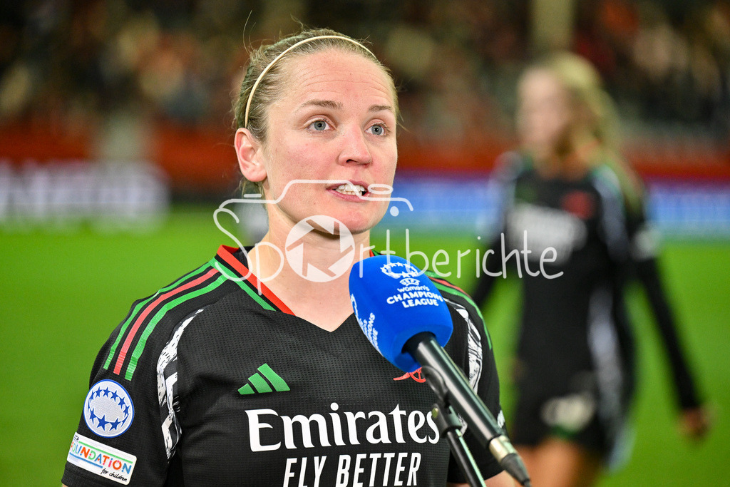 FC Bayern München Frauen - Arsenal London Frauen | im Bild Kim LITTLE (Arsenal London Frauen #10) sichtlich enttaeuscht nach der Niederlage im Muenchen / Einzelfoto / Freisteller / Interview / UEFA Womens Champions League: FC Bayern München Frauen - Arsenal London Frauen, FC Bayern Campus am 09.10.2024