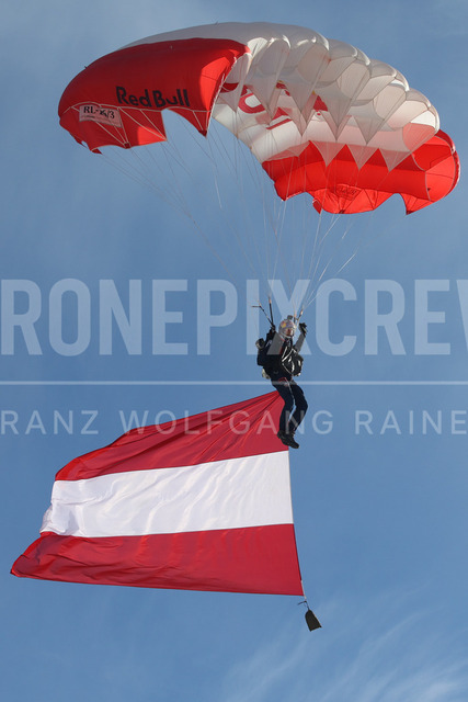 Audi FIS Ski World Cup: Men’s Slalom – Hahnenkamm Race, Kitzbuehel | Kitzbuehel, Austria, 25.Jan.26 - Alpine Skiing - FIS World Cup, Hahnenkamm Race, Slalom, men. The image shows flying bull with austrian flag.