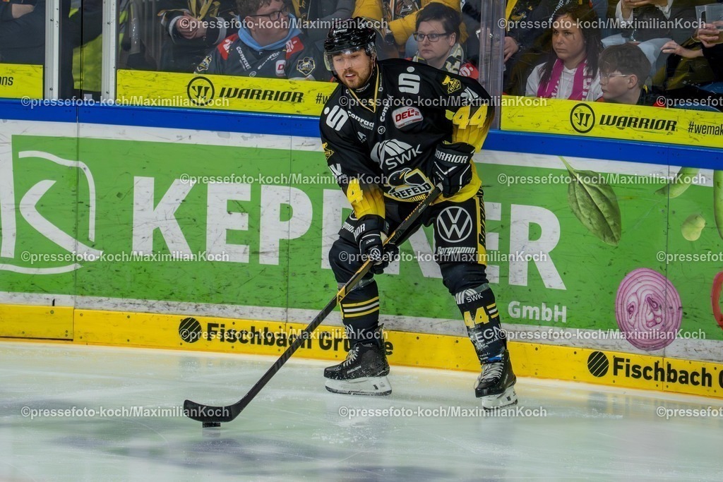 xkkux02042601020 | 02.04.2026, xkkux, Eishockey, DEL2, Herren, Saison 2025 / 2026, Krefeld Pinguine - EV Regensburg, YAYLA Arena: Zack Dybowski (Krefeld Pinguine #44) 