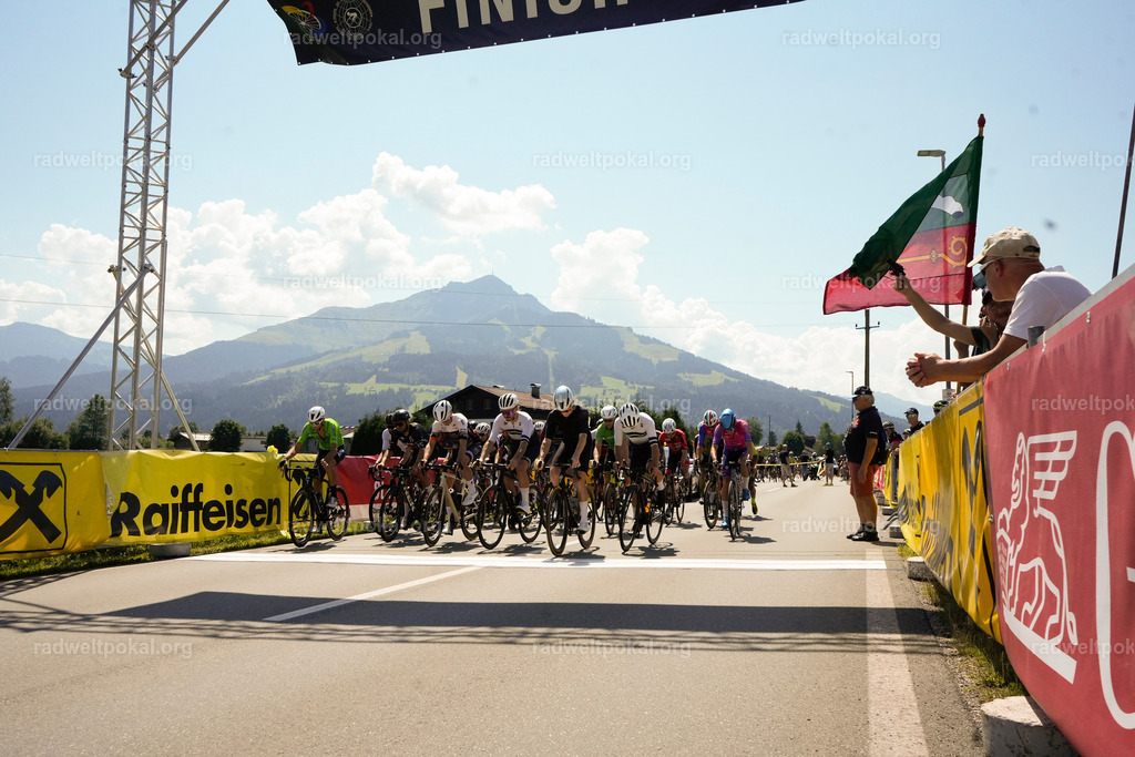115_20230817_Bewerb_Maenner_Muehlanger | AUT - OESTERREICH, 2023-08-16: SPORT RENNRAD-FAHREN - 55. INTERNATIONALER RADWELTPOKAL IN ST. JOHANN IN TIROL  - Vintage-Radrennen mit WM-Bronze-Medaillen-Siegerin Christina Schweinberger, den Teilnehmer und Alexander Baumann (vom Orginastions-Team) - TAG 2 BEWERB MAENNER IN SECHS GRUPPEN  ; Foto: Roland Muehlanger