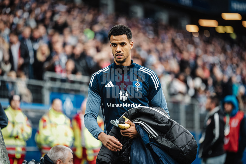 Fußball | Männer | Saison 2025/2026 | 1. Fußball-Bundesliga | 6. Spieltag | Hamburger SV vs. 1. FSV Mainz 05 | 05.10.2025 | Robert Glatzel (#9, HSV) auf dem Weg zur Bank vor dem Spiel