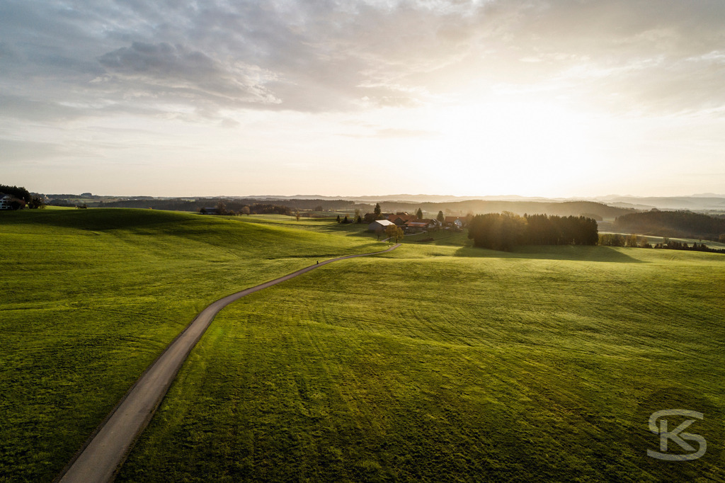 Wunderschöne Allgäu-Landschaft aus der Luft – schmale Straße, Hügel, und Wälder | Atemberaubende Luftaufnahme des Allgäus mit sanften Hügeln, dichten Wäldern und Alpenblick. Idylle, Weite und Natur pur – perfekt für Tourismus & Inspiration. - Realisiert mit Pictrs.com