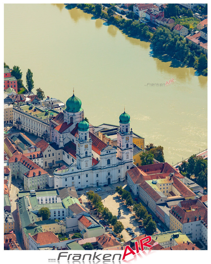 Schrägluftbild  Domplatz  Passau - Das Luftbild wurde 2025 vom UL-Flugzeug heraus erstellt ( keine Drohne ) - Hochauflösende Luftaufnahme -Nicht vergleichbar mit Google Maps oder Satelittenbilder- Die Geschenkidee !Mit Lizenz und Bildrechte bestellbar