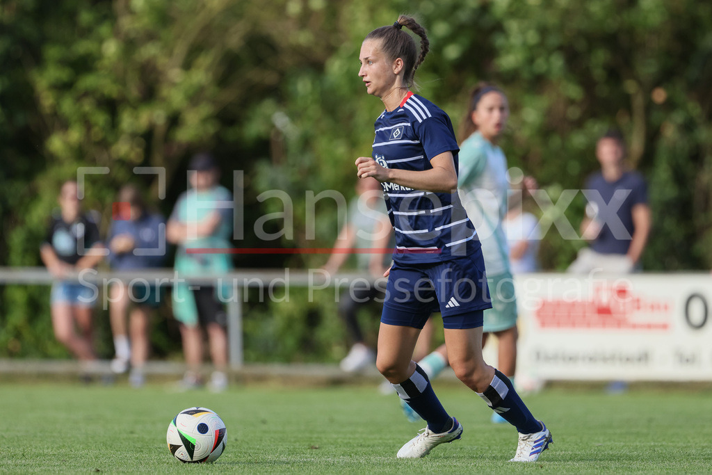 Fussball, Testspiel Frauen, Hamburger SV - SV Werder Bremen | v.li.: Emilia Hirche (Hamburger SV, 20) am Ball, Einzelbild, Ganzkörper, Aktion, Action, Spielszene