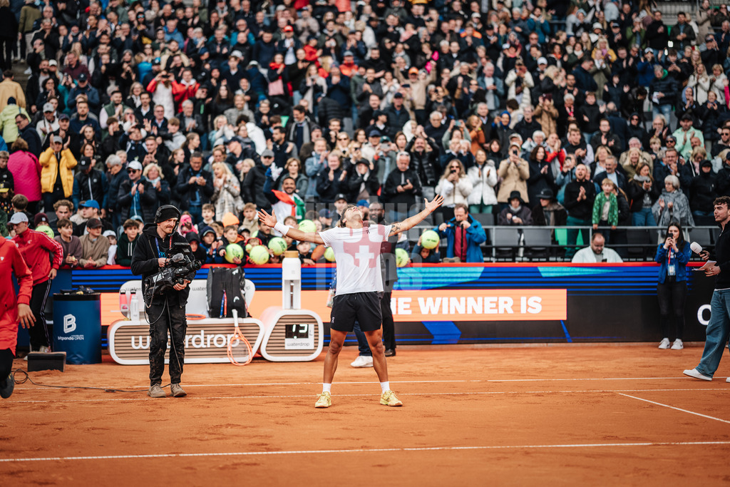 Tennis | Männer | bitpanda Hamburg Open | ATP 500 | Tomas Etcheverry (ARG) vs. Flavio Cobolli (ITA) | 23.05.2025 | Flavio Cobolli gewinnt das Spiel und jubelt