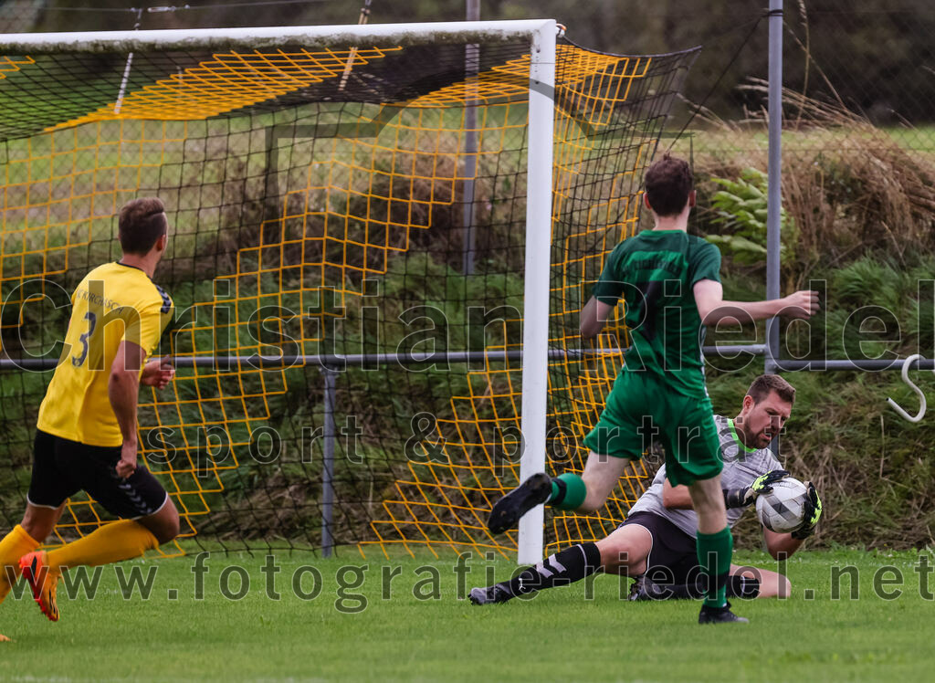 2023-08-06_041_SC_Kirchasch_gegen_SV_Eichenried | Bockhorn, Deutschland, 06.08.2023:
Fußball, Kreisliga 2023 / 2024, 2. Spieltag, SC Kirchasch gegen SV Eichenried, Endergebnis: 3:1

Johannes Westermaier (SC Kirchasch, #3), Tobias Dobry (SV Eichenried, #3), Torwart Maximilian Bals (SC Kirchasch, #1)

Foto: Christian Riedel / fotografie-riedel.net