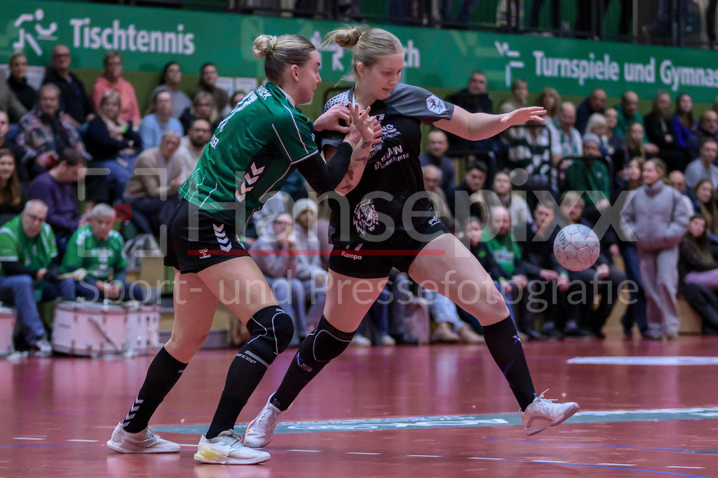 Handball, 2. Bundesliga Frauen, SV Werder Bremen - SG 09 Kirchhof | v.li.: Meike Becker (SV Werder Bremen, 17) und Fiona Adam (SG 09 Kirchhof, 77) im Zweikampf, Duell, Spielszene, Aktion, Action