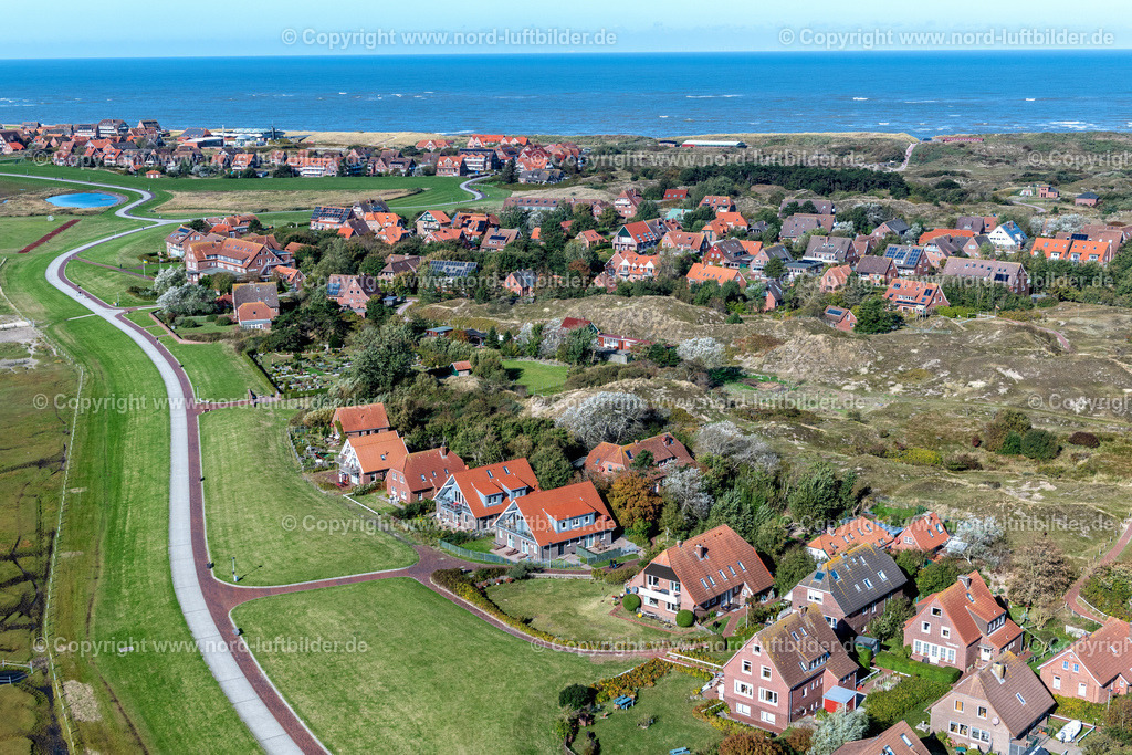 Baltrum_ELS_6285091022 | BALTRUM 09.10.2022 Ortsansicht der Straßen und Häuser der Wohngebiete von West- und Ost- Dorf auf der Nordsee- Insel Baltrum im Bundesland Niedersachsen. Weiterführende Informationen bei: Nordseeheilbad Insel Baltrum. // Town View of the streets and houses of the residential areas in Ostdorf and Westdorf on the North Sea island Baltrum in the state Lower Saxony. Further information at: Nordseeheilbad Insel Baltrum. Foto: Martin Elsen