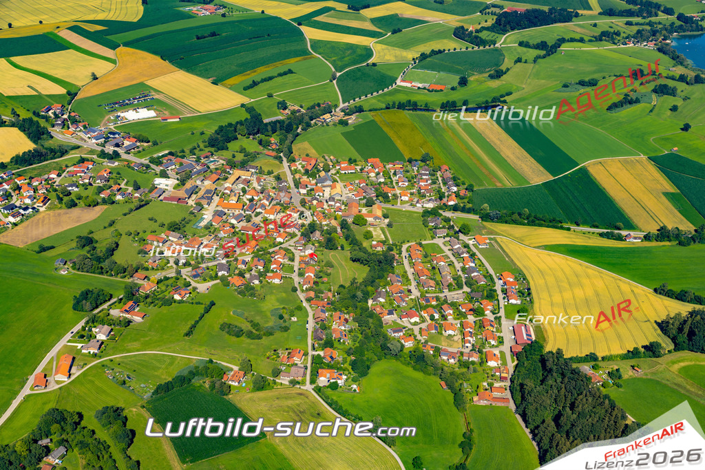 Aktuelles Luftbild von Tengling Taching am See - Die Luftaufnahme wurde 2022 mittels UL-Flugzeug erstellt ( keine Drohne ) - hochauflösende Kamera-Systeme von  Canon -Beste Qualität - Für grossformatige Ausdrucke geeignet. Die Geschenkidee !