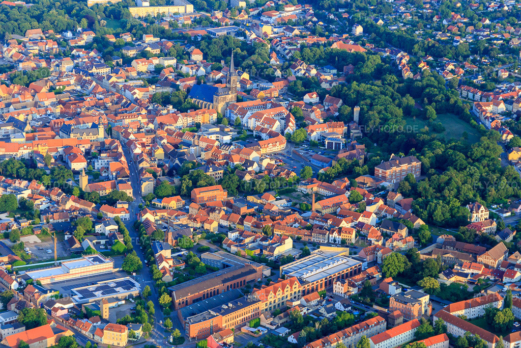 Luftbild: Magdeburger Straße mit Berufsbildende Schulen I des Salzlandkreises WEMA in Aschersleben im Bundesland Sachsen-Anhalt in Deutschland. Foto: IMG_148028.jpg vom 11.06.2025 durch Werner Riehm/FLY-FOTO.deWEMA