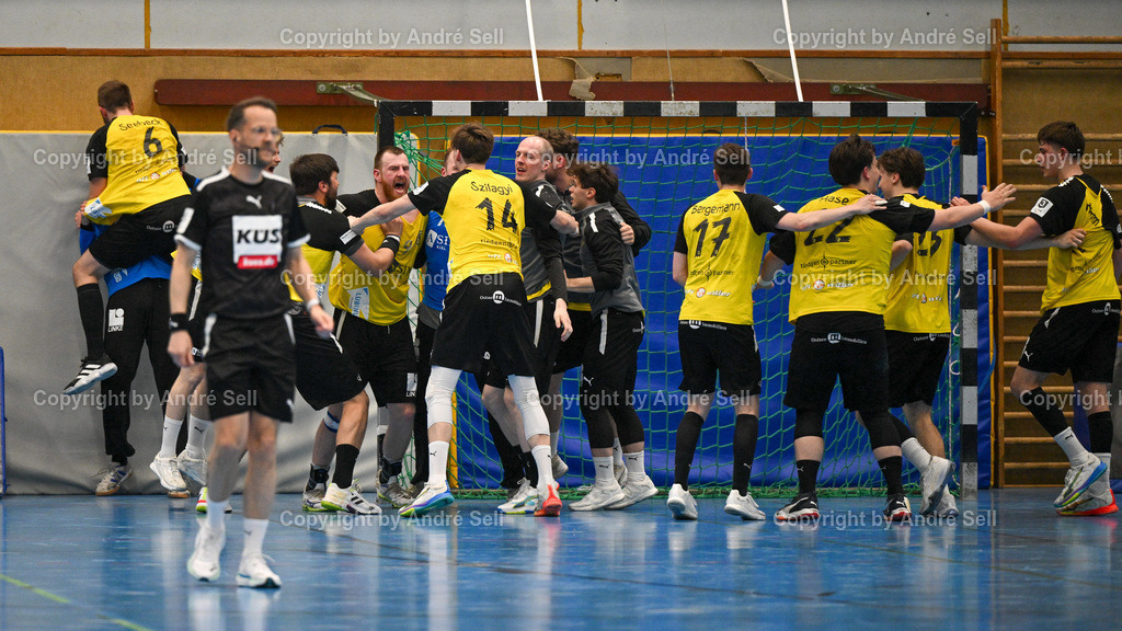 TSV Altenholz vs EHV Aue | Jubel beim TSV Altenholz über den Sieg gegen Spitzenreiter Aue / Handball 3. Liga Nord-Ost Männer 2025/2026 / TSV Altenholz vs EHV Aue / Edgar-Meschkat-Halle / Altenholz / 18.04.26 - Realisiert mit Pictrs.com