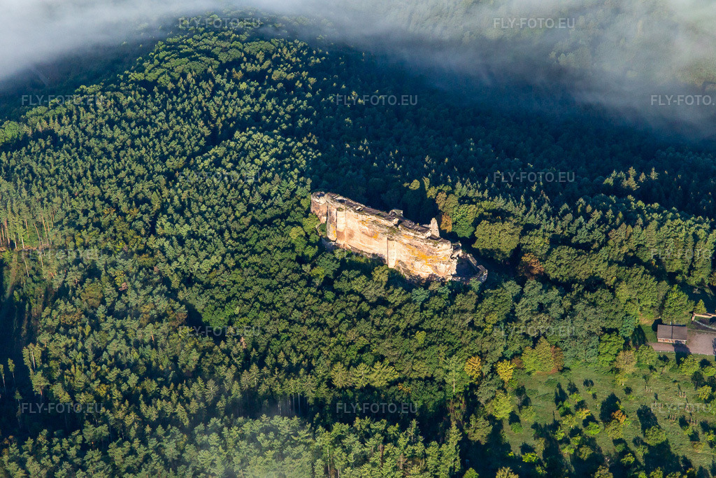 Vue aérienne: Château Fort de Fleckenstein à Lembach dans le département Bas Rhin, France. Photo: IMG_138900.jpg prise le 24/09/2023 par Werner Riehm/FLY-FOTO.euRésolution de l'original: 5472 x 3648 pxWWW.FLECKENSTEIN.FR