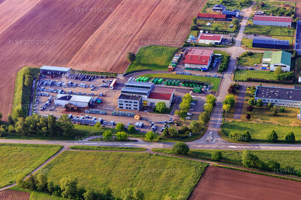 Aerial view: Industrial Park ZA Kiesweg PROFILE ALSACE in Niederlauterbach in the state Bas-Rhin, France. – Photo: IMG_113989.jpg taken on 05/23/2019 by Werner Riehm/FLY-FOTO.com – Resolution of the original: 5472 x 3648 px – Profil Alsace S.A.S