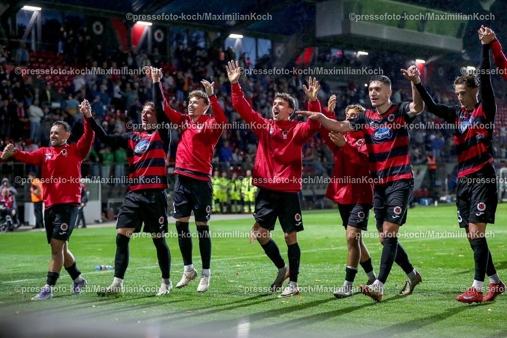 FCVK29082501204 | 29.08.2025, Fußball, FC Viktoria Köln – SSV Jahn Regensburg, 3.Liga, Sportpark Höhenberg, Saison 2025 2026: Abschlussjubel nach dem 1:0 Sieg für die Viktoria.  DFB regulations prohibit any use of photographs as image sequences and or quasi-video.