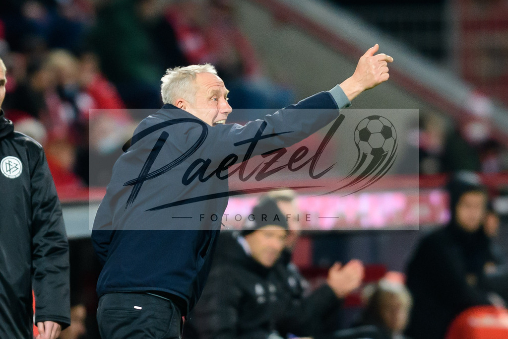 FCUFRE20211215_016 | Fussball, Herren: Trainer Christian Streich (SC Freiburg) gestikuliert, Gestik bei dem Spiel der 1. Bundesliga zwischen 1. FC Union Berlin und SC Freiburg im Stadion An der Alten Foersterei am 15.12.2021 in Berlin, Deutschland.DFB / DFL REGULATIONS PROHIBIT ANY USE OF PHOTOGRAPHS AS IMAGE SEQUENCES AND/OR QUASI-VIDEO. - Realisiert mit Pictrs.com