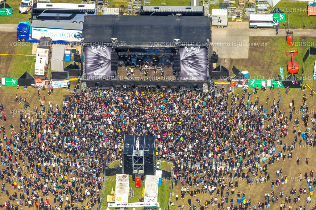 Bottrop240705729Kirchhellen_RuhrpottRodeo | Luftbild, Ruhrpott-Rodeo 2024 Musikevent am Flugplatz Schwarze Heide, Bühne mit Menschenmenge, Kirchhellen-Nord-West, Bottrop, Ruhrgebiet, Nordrhein-Westfalen, Deutschland