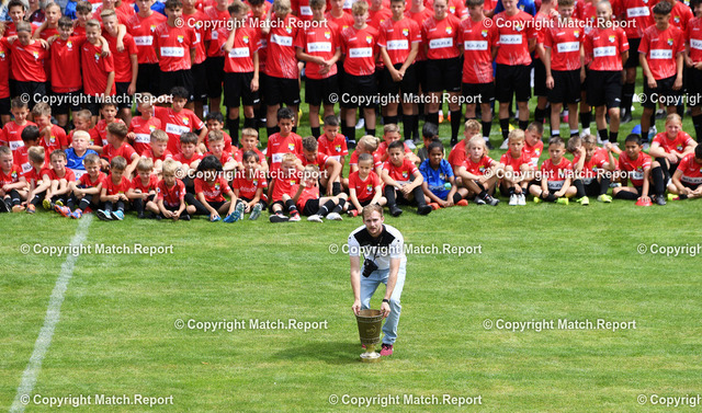 ULMER | Fussball Regionalliga Sued 2023/ 2024  Familientag bei der TSG Balingen 23.07.2023 in Balingen,Fotoshooting, Media Day:Schmuckbild, Lucas Schreijaeg stellt den WFV Pokal fuer das Gruppenbild FOTO: ULMER Pressebildagentur / Moritz LissxxNOxMODELxRELEASExx