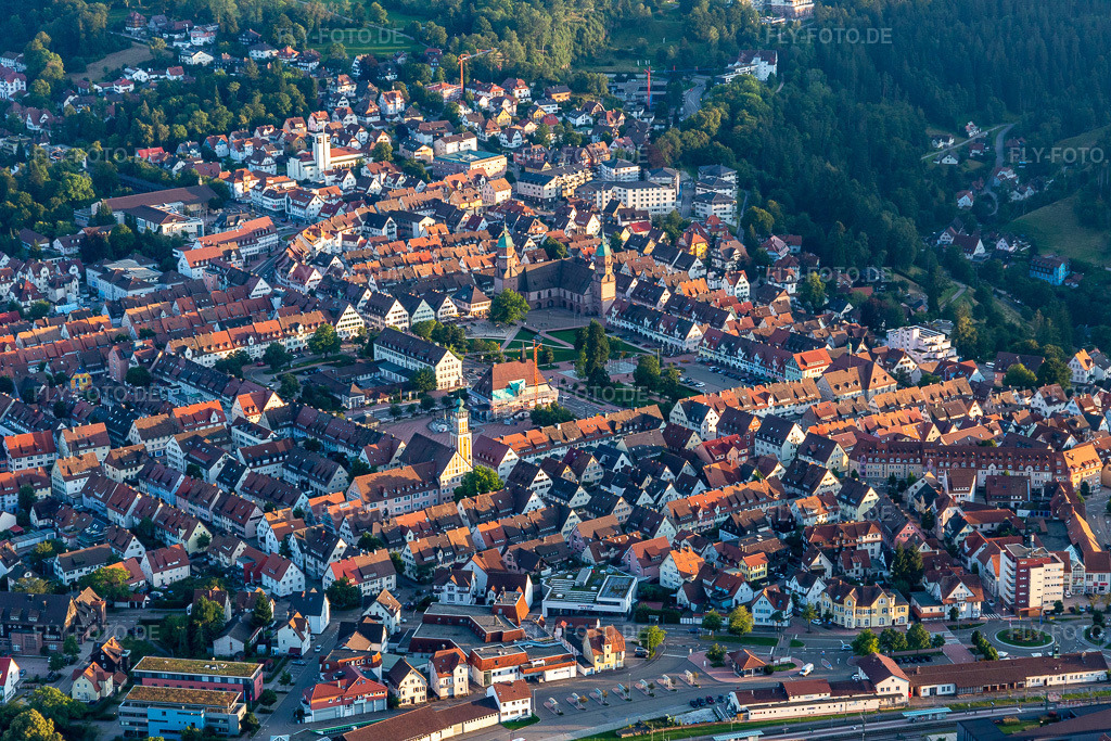 Luftbild: Größter Marktplatz Deutschlands in Freudenstadt im Bundesland Baden-Württemberg in Deutschland. Foto: IMG_128579.jpg vom 25.08.2021 durch Werner Riehm/FLY-FOTO.de