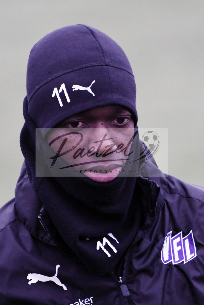20200125_TRAOSN_0027 | Fußball, Herren: Assan Ceesay (VfL Osnabrück) schaut beim Training des VfL Osnabrück am 25.01.2020 im Sportpark Illoshöhe in Osnabrück, Deutschland.(Foto von Nico Paetzel) - Realisiert mit Pictrs.com