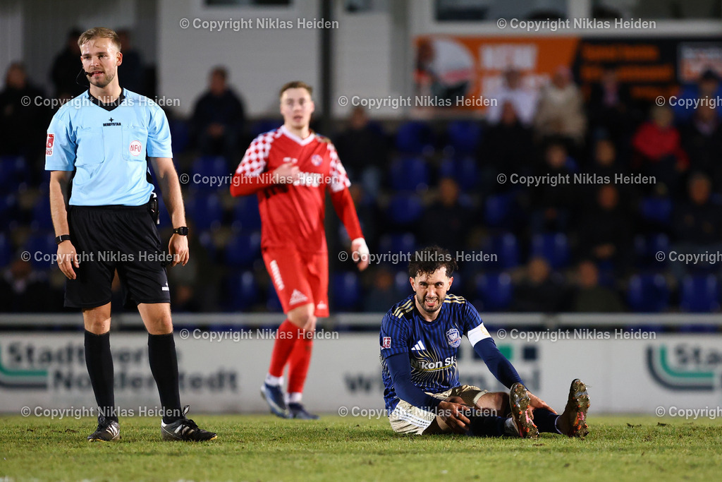 NH_FCEintrachtNorderstedt_1FCPhoenikLuebeck_RegionalligaNord_01042026 | #8 Fabio Maiolo (1. FC Phönix Lübeck) musste verletzt werden.Fußball I Herren I Regionalliga Nord I Saison 2025-2026 I 20. Spieltag I FC Eintracht Norderstedt - 1. FC Phönix Lübeck I 01.04.2026 I Edmund-Plambeck-Stadion