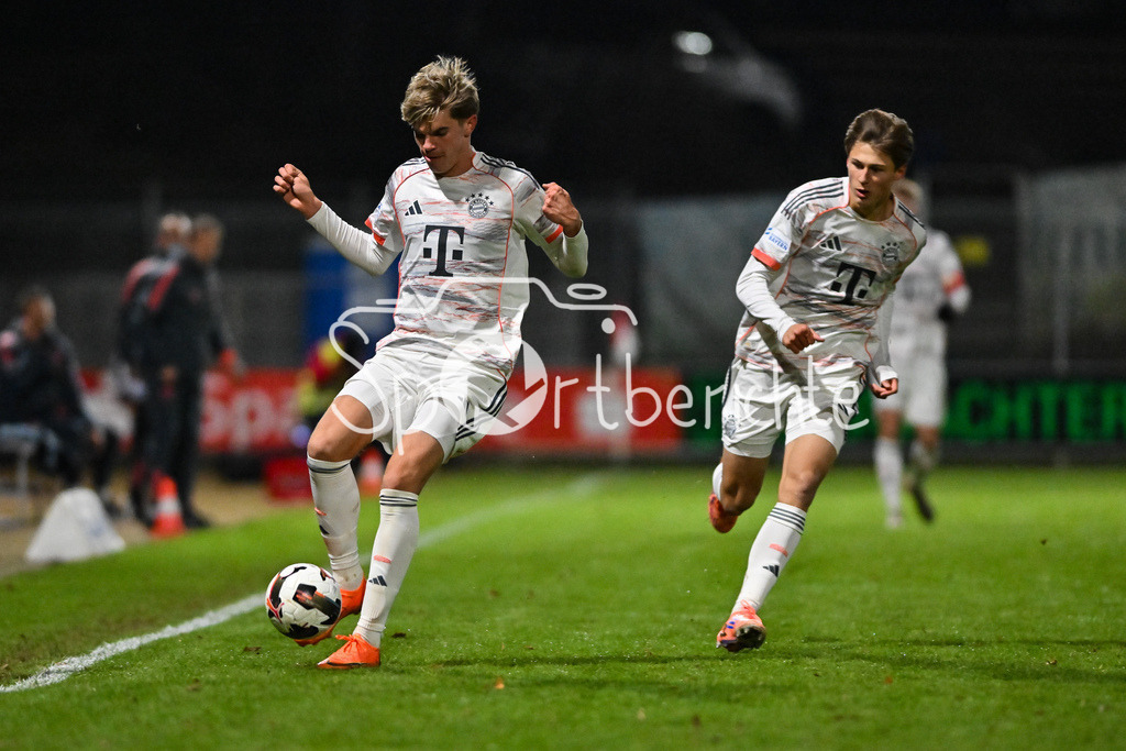 TSV Buchbach - FC Bayern Amateure | Buchbach, DEUTSCHLAND - 21. NOVEMBER: am Ball Guido Della ROVERE (FC Bayern München II 10) beim Ligaspiel zwischen dem TSV Buchbach und dem FC Bayern München II am 19. Spieltag der Regionalliga Bayern in der SMR-Arena am 21.11.2025
