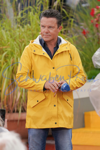060823Ho2953 | Stefan Mross erstmals bei einem Auftritt mit Regenmantel - Immer wieder sonntags


Die 10. Staffel der beliebten Sonntags Fernseh Show war von viel Regen begleitet. Ein Musikmix sorgte fuer Unterhaltung. 

Deutschland, Rust, Europapark Wasserwelt Rulantika, 06.08.2023