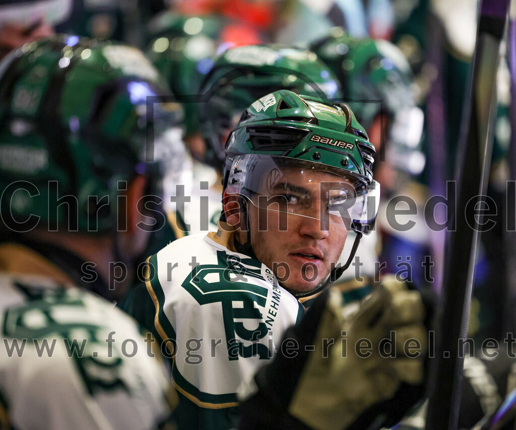 2025-12-23_074_TSV_Erding_gegen_Heilbronner_Falken | Erding, Deutschland, 23.12.2025:Eishockey, Oberliga Süd 2025 / 2026, 29. Spieltag, TSV Erding gegen Heilbronner Falken, Endergebnis: 5:4Paul Pfenninger (Erding Gladiators, #58)Foto: Christian Riedel / fotografie-riedel.net