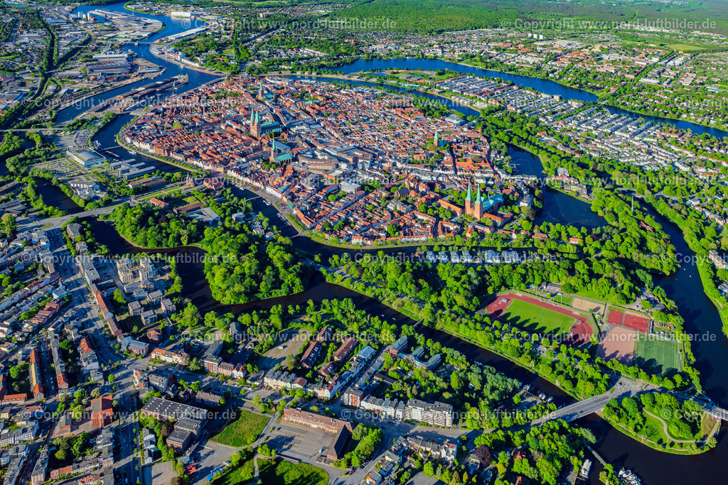 Lübeck_Altstadt_ELS_1389120524a | LüBECK 01.05.2024 Altstadtbereich und Innenstadtzentrum im Ortsteil Altstadt in Lübeck im Bundesland Schleswig-Holstein, Deutschland. Weiterführende Informationen bei: Hansestadt LÜBECK. // Old Town area and city center in the district Altstadt in Luebeck in the state Schleswig-Holstein, Germany. Further information at: Hansestadt LUeBECK. Foto: Martin Elsen