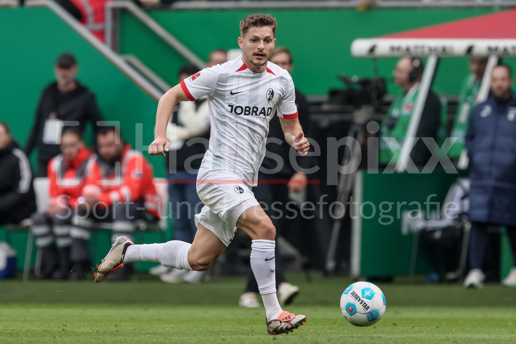 Fussball, Bundesliga, SV Werder Bremen - SC Freiburg | v.li.: Florent Muslija (SC Freiburg, 23) am Ball, Freisteller, Einzelbild, Ganzkörper, Aktion, Action, Spielszene, DIE DFL-RICHTLINIEN UNTERSAGEN JEGLICHE NUTZUNG VON FOTOS ALS SEQUENZBILDER UND/ODER VIDEOÄHNLICHE FOTOSTRECKEN. DFL REGULATIONS PROHIBIT ANY USE OF PHOTOGRAPHS AS IMAGE SEQUENCES AND/OR QUASI-VIDEO.