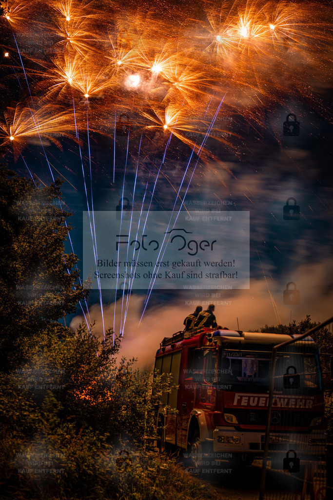 Feuerwerk über der Feuerwehr – Licht und Einsatz in einer Sommernacht | Ein außergewöhnlicher Moment: Während goldene Feuerwerksblüten den Nachthimmel erleuchten, beobachten Feuerwehrleute das Spektakel vom Dach ihres Einsatzwagens.Zwischen Rauch, Licht und Farbe entsteht ein starkes Bild voller Kontraste – zwischen Ruhe und Aktion, Gefahr und Faszination.Ein Motiv, das Spannung und Emotion perfekt vereint. - Realisiert mit Pictrs.com