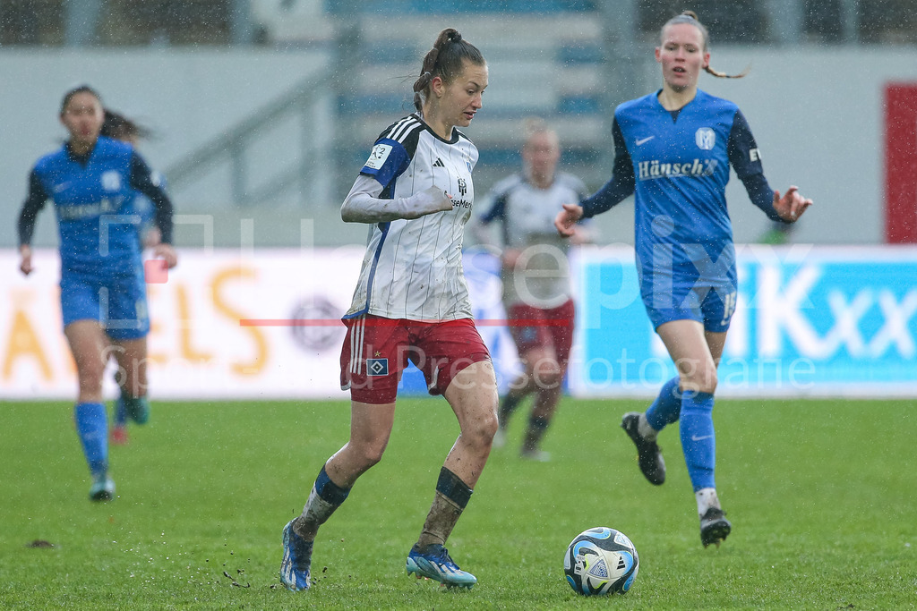 Fussball, 2. Frauen-Bundesliga, SV Meppen - Hamburger SV | v.li.: Emilia Hirche (Hamburger SV, 20) am Ball, Einzelbild, Ganzkörper, Aktion, Action, Spielszene, DIE DFB-RICHTLINIEN UNTERSAGEN JEGLICHE NUTZUNG VON FOTOS ALS SEQUENZBILDER UND/ODER VIDEOÄHNLICHE FOTOSTRECKEN. DFB REGULATIONS PROHIBIT ANY USE OF PHOTOGRAPHS AS IMAGE SEQUENCES AND/OR QUASI-VIDEO.