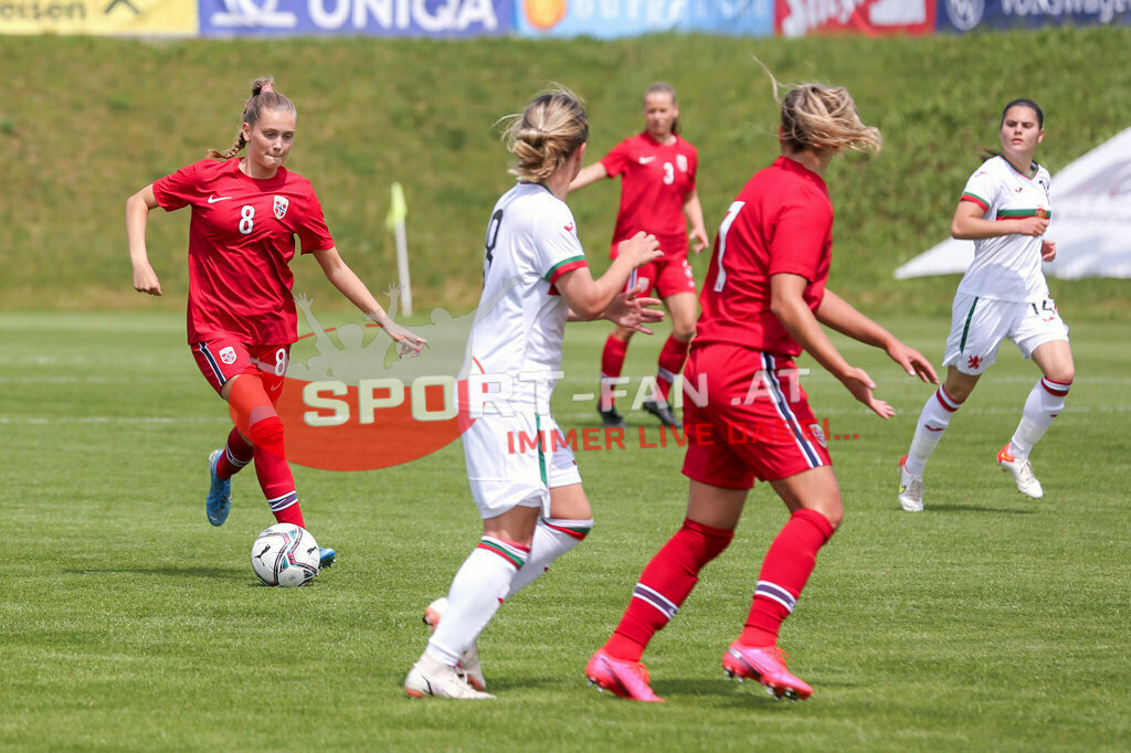 Norwegen U19  Bulgarien U19 | Irene Dirdal (Norway #8) Kristina Karaivanova (BUL #8) Stine Nybø Brekken (Norway #7) Dimitra Ivanova (BUL #14) Selma Pettersen (Norway #3) ; Norwegen U19  Bulgarien U19 am 13.05.2022 in Wels
(Huber Arena), AUSTRIA, (Photo by Ernst Krawagner sport-fan.at) - Realisiert mit Pictrs.com