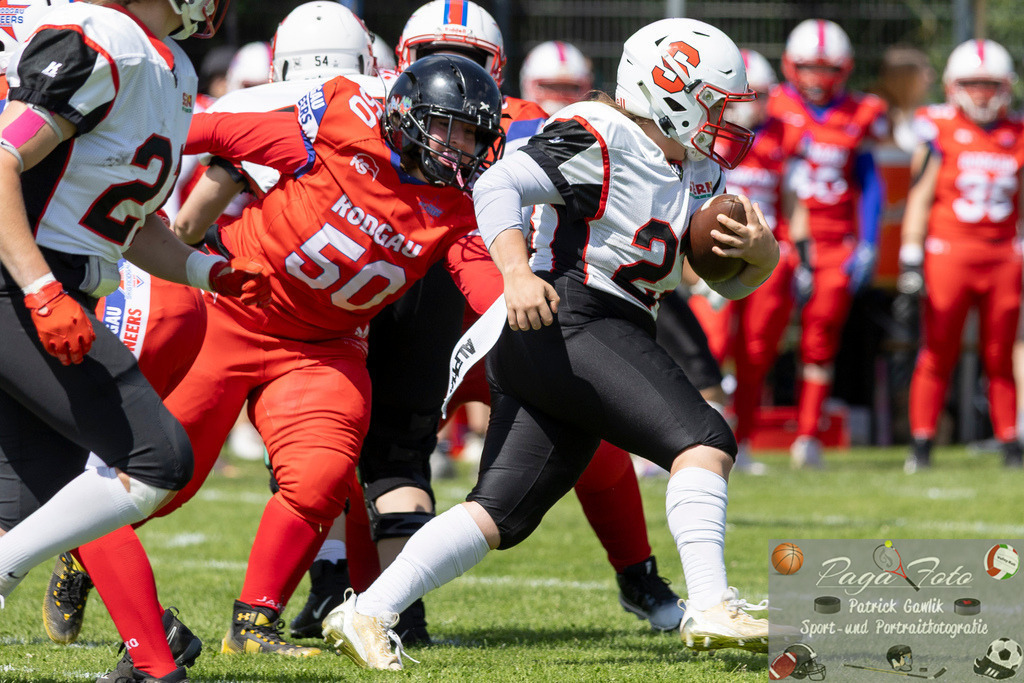 GFLW 1: German Football League Women 1: Rodgau Pioneers Ladies - Stuttgart Scorpions Sisters, 07.06.2026 | Stella Elisa Martin (Stuttgart Scorpions Sisters #21) läuft den Ball &amp; Rebecka Mynarek (Rodgau Pioneers Ladies #50), Rodgau Pioneers Ladies - Stuttgart Scorpions Sisters, Rodgau, Maingau-Energie-Stadion "Am Weichsee", 7.6.2026 - Realisiert mit Pictrs.com