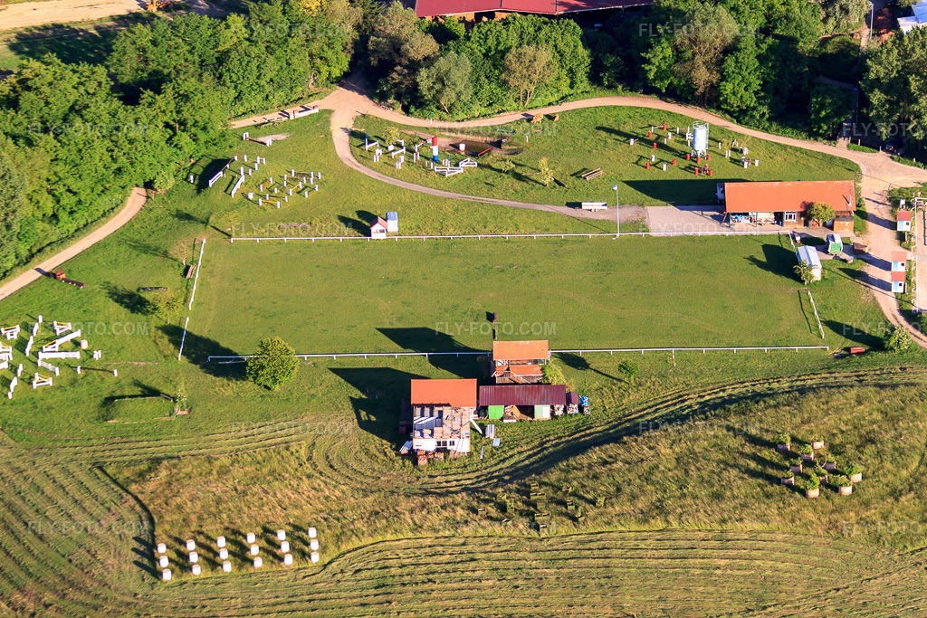 Aerial view: Haras de la Née in Mothern in the state Bas-Rhin, France. – Photo: IMG_66596.jpg taken on 06/05/2014 by Werner Riehm/FLY-FOTO.com – Resolution of the original: 4752 x 3168 px